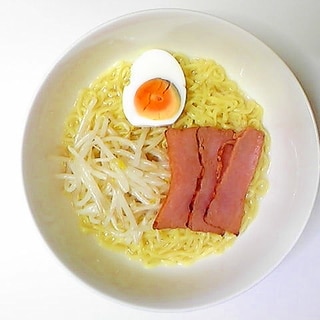 もやしと焼豚の塩ラーメン